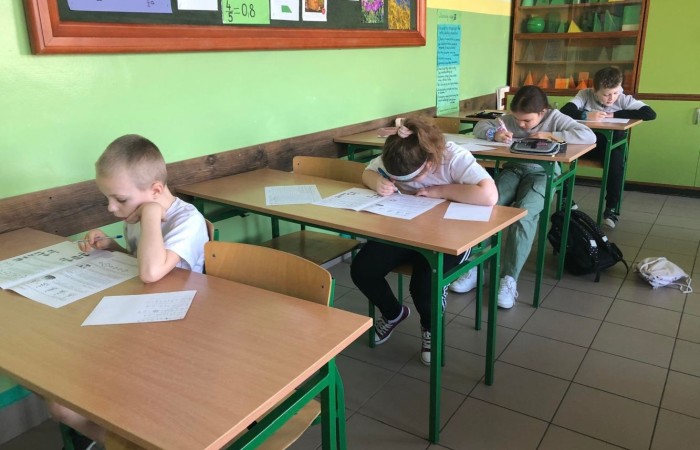 Co roku uczniowie naszej szkoły biorą udział w Międzynarodowym Konkursie KANGUR MATEMATYCZNY. Jest to największy międzynarodowy konkurs matematyczny adresowany do uczniów wszystkich typów szkół. Ten znany na całym świecie konkurs wywodzi się z Australii. Organizatorem konkursu w Polsce jest Towarzystwo Upowszechniania Wiedzy i Nauk Matematycznych w Toruniu. W tym roku w naszej szkole do konkursu przystąpiło 51 uczniów.
Wszystkim uczestnikom gratulujemy udziału i życzymy sukcesów!!!