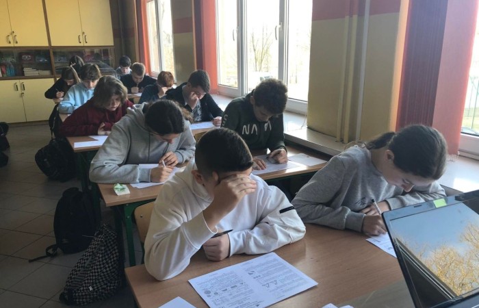 Co roku uczniowie naszej szkoły biorą udział w Międzynarodowym Konkursie KANGUR MATEMATYCZNY. Jest to największy międzynarodowy konkurs matematyczny adresowany do uczniów wszystkich typów szkół. Ten znany na całym świecie konkurs wywodzi się z Australii. Organizatorem konkursu w Polsce jest Towarzystwo Upowszechniania Wiedzy i Nauk Matematycznych w Toruniu. W tym roku w naszej szkole do konkursu przystąpiło 51 uczniów.
Wszystkim uczestnikom gratulujemy udziału i życzymy sukcesów!!!