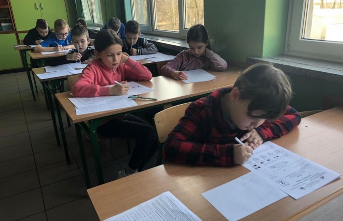 Co roku uczniowie naszej szkoły biorą udział w Międzynarodowym Konkursie KANGUR MATEMATYCZNY. Jest to największy międzynarodowy konkurs matematyczny adresowany do uczniów wszystkich typów szkół. Ten znany na całym świecie konkurs wywodzi się z Australii. Organizatorem konkursu w Polsce jest Towarzystwo Upowszechniania Wiedzy i Nauk Matematycznych w Toruniu. W tym roku w naszej szkole do konkursu przystąpiło 51 uczniów.
Wszystkim uczestnikom gratulujemy udziału i życzymy sukcesów!!!