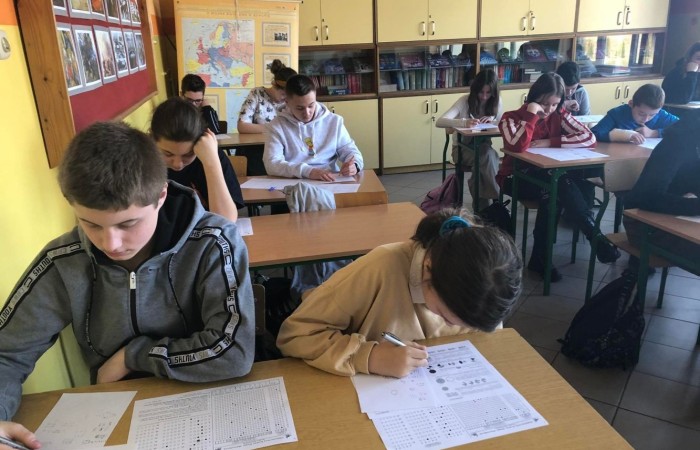 Co roku uczniowie naszej szkoły biorą udział w Międzynarodowym Konkursie KANGUR MATEMATYCZNY. Jest to największy międzynarodowy konkurs matematyczny adresowany do uczniów wszystkich typów szkół. Ten znany na całym świecie konkurs wywodzi się z Australii. Organizatorem konkursu w Polsce jest Towarzystwo Upowszechniania Wiedzy i Nauk Matematycznych w Toruniu. W tym roku w naszej szkole do konkursu przystąpiło 51 uczniów.
Wszystkim uczestnikom gratulujemy udziału i życzymy sukcesów!!!