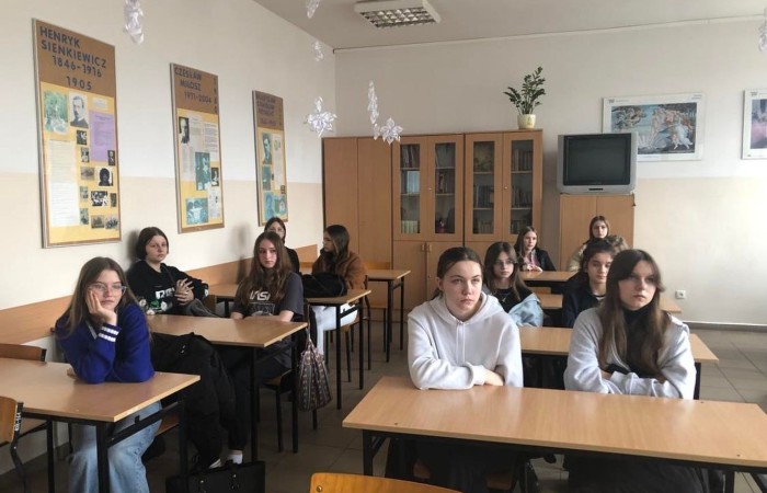 Przed uczniami klas ósmych poważna decyzja - wybór szkoły ponadpodstawowej. W dniu 22.03.2023 r. klasy 8 miały okazję poznać ofertę jednej z pasłeckich szkół. Uczniowie najstarszych klas naszej szkoły odwiedzili Zespół Szkół Ekonomicznych i Technicznychim. Stanisława Mikołajczyka w Pasłęku. Ósmoklasiści chętnie zwiedzali budynek szkoły, brali udział w zorganizowanych warsztatach i zajęciach, poznawali kierunki kształcenia, rozmawiali z uczniami tej szkoły. Uczniowie ZSEiT z chęcią dzielili się swoimi doświadczeniami, odpowiadali na pytania i przedstawiali ofertę szkoły.