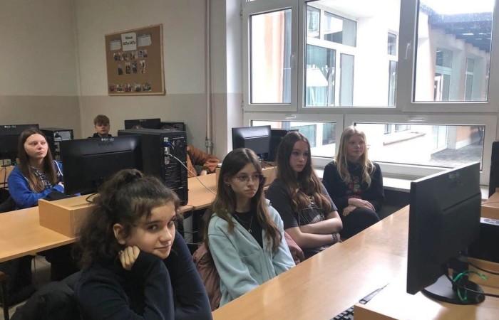 Przed uczniami klas ósmych poważna decyzja - wybór szkoły ponadpodstawowej. W dniu 22.03.2023 r. klasy 8 miały okazję poznać ofertę jednej z pasłeckich szkół. Uczniowie najstarszych klas naszej szkoły odwiedzili Zespół Szkół Ekonomicznych i Technicznychim. Stanisława Mikołajczyka w Pasłęku. Ósmoklasiści chętnie zwiedzali budynek szkoły, brali udział w zorganizowanych warsztatach i zajęciach, poznawali kierunki kształcenia, rozmawiali z uczniami tej szkoły. Uczniowie ZSEiT z chęcią dzielili się swoimi doświadczeniami, odpowiadali na pytania i przedstawiali ofertę szkoły.