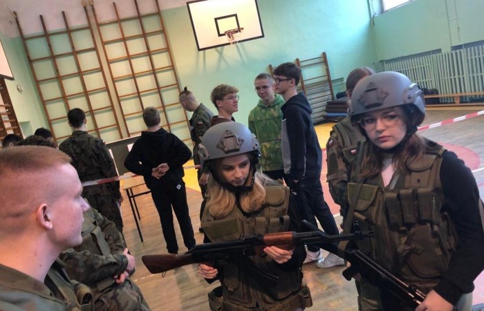 Przed uczniami klas ósmych poważna decyzja - wybór szkoły ponadpodstawowej. W dniu 22.03.2023 r. klasy 8 miały okazję poznać ofertę jednej z pasłeckich szkół. Uczniowie najstarszych klas naszej szkoły odwiedzili Zespół Szkół Ekonomicznych i Technicznychim. Stanisława Mikołajczyka w Pasłęku. Ósmoklasiści chętnie zwiedzali budynek szkoły, brali udział w zorganizowanych warsztatach i zajęciach, poznawali kierunki kształcenia, rozmawiali z uczniami tej szkoły. Uczniowie ZSEiT z chęcią dzielili się swoimi doświadczeniami, odpowiadali na pytania i przedstawiali ofertę szkoły.