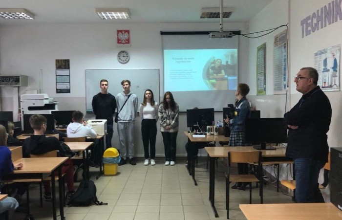 Przed uczniami klas ósmych poważna decyzja - wybór szkoły ponadpodstawowej. W dniu 22.03.2023 r. klasy 8 miały okazję poznać ofertę jednej z pasłeckich szkół. Uczniowie najstarszych klas naszej szkoły odwiedzili Zespół Szkół Ekonomicznych i Technicznychim. Stanisława Mikołajczyka w Pasłęku. Ósmoklasiści chętnie zwiedzali budynek szkoły, brali udział w zorganizowanych warsztatach i zajęciach, poznawali kierunki kształcenia, rozmawiali z uczniami tej szkoły. Uczniowie ZSEiT z chęcią dzielili się swoimi doświadczeniami, odpowiadali na pytania i przedstawiali ofertę szkoły.