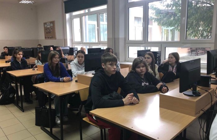 Przed uczniami klas ósmych poważna decyzja - wybór szkoły ponadpodstawowej. W dniu 22.03.2023 r. klasy 8 miały okazję poznać ofertę jednej z pasłeckich szkół. Uczniowie najstarszych klas naszej szkoły odwiedzili Zespół Szkół Ekonomicznych i Technicznychim. Stanisława Mikołajczyka w Pasłęku. Ósmoklasiści chętnie zwiedzali budynek szkoły, brali udział w zorganizowanych warsztatach i zajęciach, poznawali kierunki kształcenia, rozmawiali z uczniami tej szkoły. Uczniowie ZSEiT z chęcią dzielili się swoimi doświadczeniami, odpowiadali na pytania i przedstawiali ofertę szkoły.