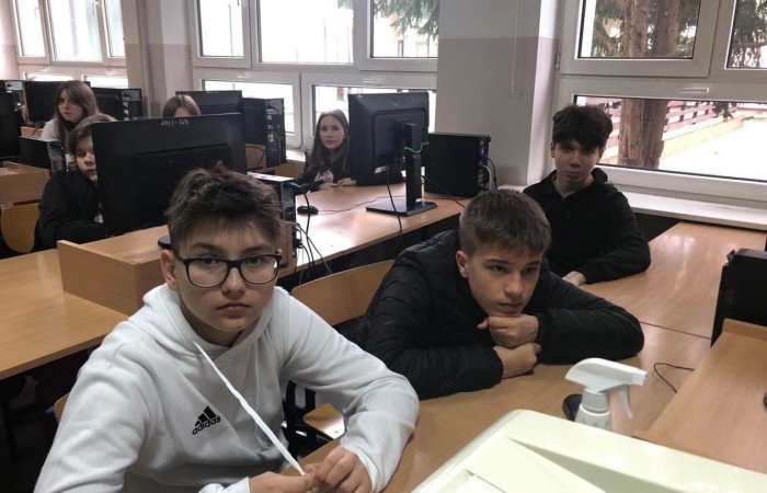 Przed uczniami klas ósmych poważna decyzja - wybór szkoły ponadpodstawowej. W dniu 22.03.2023 r. klasy 8 miały okazję poznać ofertę jednej z pasłeckich szkół. Uczniowie najstarszych klas naszej szkoły odwiedzili Zespół Szkół Ekonomicznych i Technicznychim. Stanisława Mikołajczyka w Pasłęku. Ósmoklasiści chętnie zwiedzali budynek szkoły, brali udział w zorganizowanych warsztatach i zajęciach, poznawali kierunki kształcenia, rozmawiali z uczniami tej szkoły. Uczniowie ZSEiT z chęcią dzielili się swoimi doświadczeniami, odpowiadali na pytania i przedstawiali ofertę szkoły.