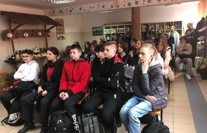 Przed uczniami klas ósmych poważna decyzja - wybór szkoły ponadpodstawowej. W dniu 22.03.2023 r. klasy 8 miały okazję poznać ofertę jednej z pasłeckich szkół. Uczniowie najstarszych klas naszej szkoły odwiedzili Zespół Szkół Ekonomicznych i Technicznychim. Stanisława Mikołajczyka w Pasłęku. Ósmoklasiści chętnie zwiedzali budynek szkoły, brali udział w zorganizowanych warsztatach i zajęciach, poznawali kierunki kształcenia, rozmawiali z uczniami tej szkoły. Uczniowie ZSEiT z chęcią dzielili się swoimi doświadczeniami, odpowiadali na pytania i przedstawiali ofertę szkoły.