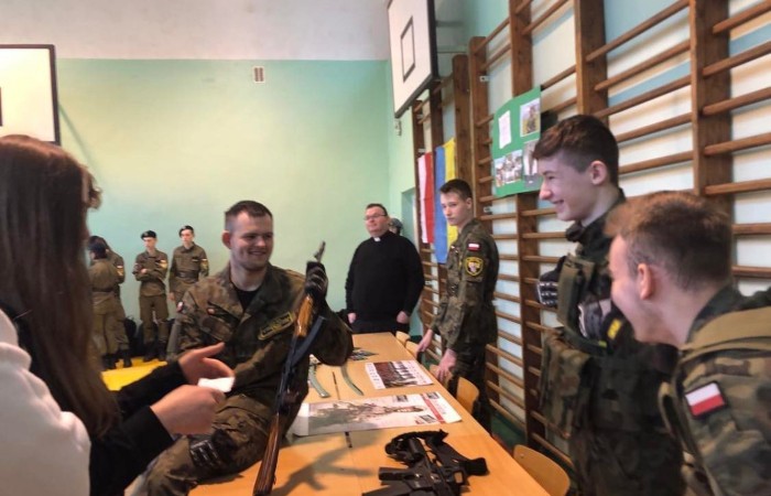 Przed uczniami klas ósmych poważna decyzja - wybór szkoły ponadpodstawowej. W dniu 22.03.2023 r. klasy 8 miały okazję poznać ofertę jednej z pasłeckich szkół. Uczniowie najstarszych klas naszej szkoły odwiedzili Zespół Szkół Ekonomicznych i Technicznychim. Stanisława Mikołajczyka w Pasłęku. Ósmoklasiści chętnie zwiedzali budynek szkoły, brali udział w zorganizowanych warsztatach i zajęciach, poznawali kierunki kształcenia, rozmawiali z uczniami tej szkoły. Uczniowie ZSEiT z chęcią dzielili się swoimi doświadczeniami, odpowiadali na pytania i przedstawiali ofertę szkoły.