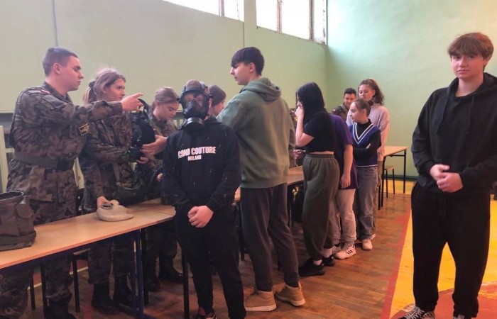 Przed uczniami klas ósmych poważna decyzja - wybór szkoły ponadpodstawowej. W dniu 22.03.2023 r. klasy 8 miały okazję poznać ofertę jednej z pasłeckich szkół. Uczniowie najstarszych klas naszej szkoły odwiedzili Zespół Szkół Ekonomicznych i Technicznychim. Stanisława Mikołajczyka w Pasłęku. Ósmoklasiści chętnie zwiedzali budynek szkoły, brali udział w zorganizowanych warsztatach i zajęciach, poznawali kierunki kształcenia, rozmawiali z uczniami tej szkoły. Uczniowie ZSEiT z chęcią dzielili się swoimi doświadczeniami, odpowiadali na pytania i przedstawiali ofertę szkoły.