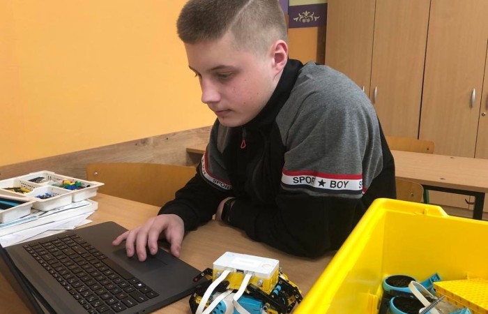 Za nami kolejne spotkanie młodych robotyków. Tym razem projekt uczniowie spędzili bardzo pracowicie czas na zbudowaniu z klocków Lego Spike Prime robota - kraba. Kolejnym krokiem było zaprogramowanie  robota. Czas na zajęciach biegnie nieubłaganie :)