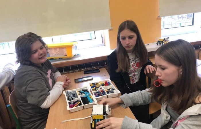 Za nami kolejne spotkanie młodych robotyków. Tym razem projekt uczniowie spędzili bardzo pracowicie czas na zbudowaniu z klocków Lego Spike Prime robota - kraba. Kolejnym krokiem było zaprogramowanie  robota. Czas na zajęciach biegnie nieubłaganie :)