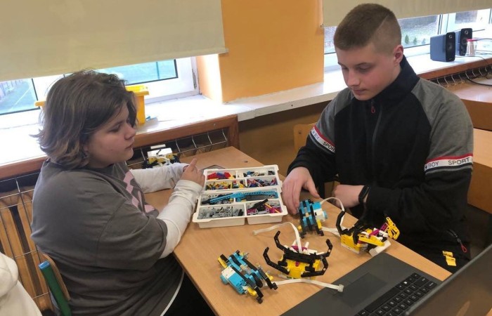 Za nami kolejne spotkanie młodych robotyków. Tym razem projekt uczniowie spędzili bardzo pracowicie czas na zbudowaniu z klocków Lego Spike Prime robota - kraba. Kolejnym krokiem było zaprogramowanie  robota. Czas na zajęciach biegnie nieubłaganie :)