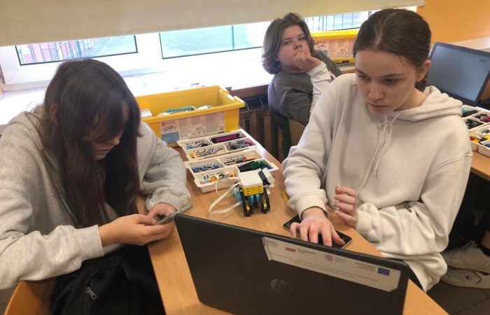 Za nami kolejne spotkanie młodych robotyków. Tym razem projekt uczniowie spędzili bardzo pracowicie czas na zbudowaniu z klocków Lego Spike Prime robota - kraba. Kolejnym krokiem było zaprogramowanie  robota. Czas na zajęciach biegnie nieubłaganie :)