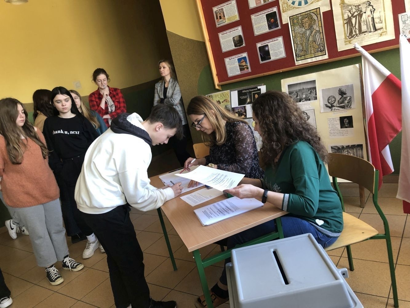 3 kwietnia br. Odbyły się wybory do Młodzieżowej Rady Gminy Pasłęk. Nasz okręg wyborczy ma 2 mandaty. W wyborach mogli głosować ci uczniowie, którzy ukończyli 12 lat i mieszkają na terenie miasta i gminy Pasłęk.
W wyniku głosowania przedstawicielami naszej szkoły do Młodzieżowej Rady Gminy Pasłęk zostali:
Marek Kozłowski z klasy 8a  - 50 głosów
Oliwia Gromala - 26 głosów.