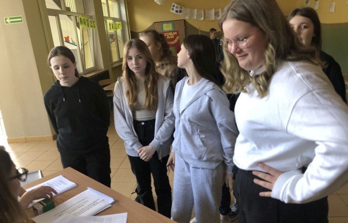 3 kwietnia br. Odbyły się wybory do Młodzieżowej Rady Gminy Pasłęk. Nasz okręg wyborczy ma 2 mandaty. W wyborach mogli głosować ci uczniowie, którzy ukończyli 12 lat i mieszkają na terenie miasta i gminy Pasłęk.
W wyniku głosowania przedstawicielami naszej szkoły do Młodzieżowej Rady Gminy Pasłęk zostali:
Marek Kozłowski z klasy 8a  - 50 głosów
Oliwia Gromala - 26 głosów.

