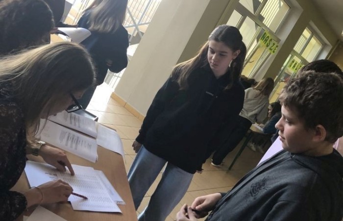 3 kwietnia br. Odbyły się wybory do Młodzieżowej Rady Gminy Pasłęk. Nasz okręg wyborczy ma 2 mandaty. W wyborach mogli głosować ci uczniowie, którzy ukończyli 12 lat i mieszkają na terenie miasta i gminy Pasłęk.
W wyniku głosowania przedstawicielami naszej szkoły do Młodzieżowej Rady Gminy Pasłęk zostali:
Marek Kozłowski z klasy 8a  - 50 głosów
Oliwia Gromala - 26 głosów.