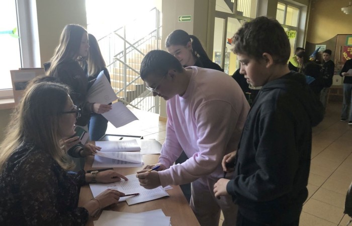 3 kwietnia br. Odbyły się wybory do Młodzieżowej Rady Gminy Pasłęk. Nasz okręg wyborczy ma 2 mandaty. W wyborach mogli głosować ci uczniowie, którzy ukończyli 12 lat i mieszkają na terenie miasta i gminy Pasłęk.
W wyniku głosowania przedstawicielami naszej szkoły do Młodzieżowej Rady Gminy Pasłęk zostali:
Marek Kozłowski z klasy 8a  - 50 głosów
Oliwia Gromala - 26 głosów.