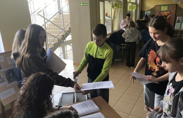 3 kwietnia br. Odbyły się wybory do Młodzieżowej Rady Gminy Pasłęk. Nasz okręg wyborczy ma 2 mandaty. W wyborach mogli głosować ci uczniowie, którzy ukończyli 12 lat i mieszkają na terenie miasta i gminy Pasłęk.
W wyniku głosowania przedstawicielami naszej szkoły do Młodzieżowej Rady Gminy Pasłęk zostali:
Marek Kozłowski z klasy 8a  - 50 głosów
Oliwia Gromala - 26 głosów.