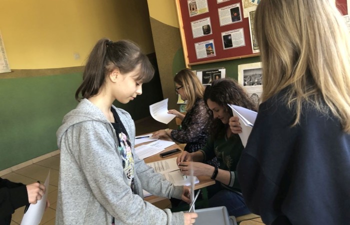 3 kwietnia br. Odbyły się wybory do Młodzieżowej Rady Gminy Pasłęk. Nasz okręg wyborczy ma 2 mandaty. W wyborach mogli głosować ci uczniowie, którzy ukończyli 12 lat i mieszkają na terenie miasta i gminy Pasłęk.
W wyniku głosowania przedstawicielami naszej szkoły do Młodzieżowej Rady Gminy Pasłęk zostali:
Marek Kozłowski z klasy 8a  - 50 głosów
Oliwia Gromala - 26 głosów.