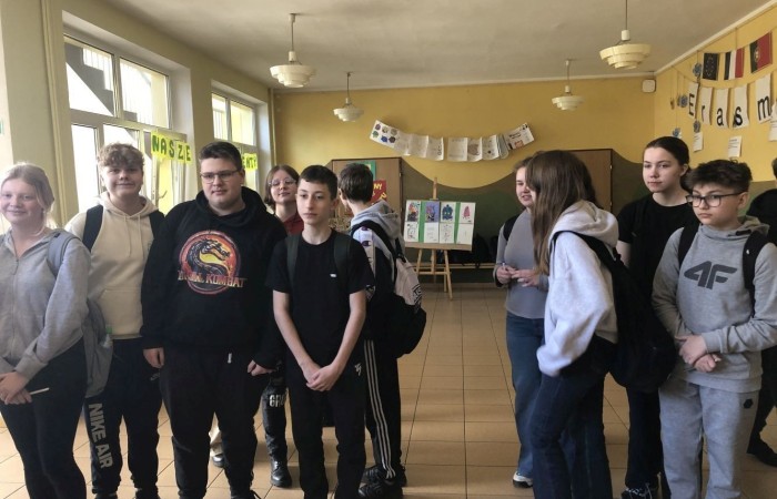 3 kwietnia br. Odbyły się wybory do Młodzieżowej Rady Gminy Pasłęk. Nasz okręg wyborczy ma 2 mandaty. W wyborach mogli głosować ci uczniowie, którzy ukończyli 12 lat i mieszkają na terenie miasta i gminy Pasłęk.
W wyniku głosowania przedstawicielami naszej szkoły do Młodzieżowej Rady Gminy Pasłęk zostali:
Marek Kozłowski z klasy 8a  - 50 głosów
Oliwia Gromala - 26 głosów.