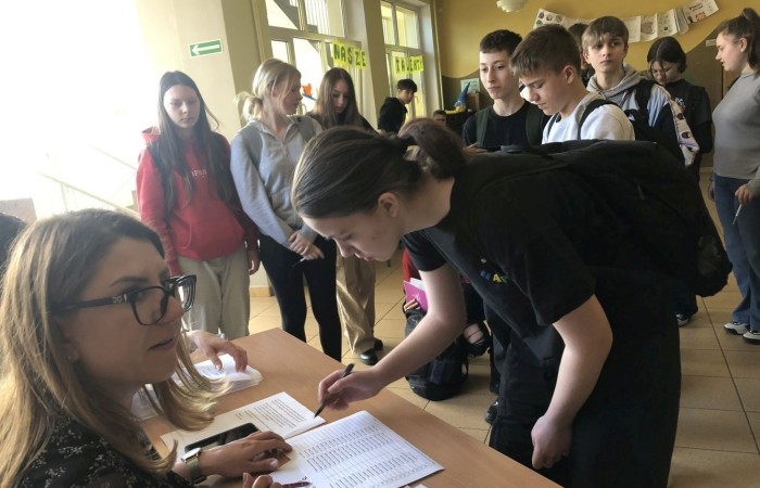 3 kwietnia br. Odbyły się wybory do Młodzieżowej Rady Gminy Pasłęk. Nasz okręg wyborczy ma 2 mandaty. W wyborach mogli głosować ci uczniowie, którzy ukończyli 12 lat i mieszkają na terenie miasta i gminy Pasłęk.
W wyniku głosowania przedstawicielami naszej szkoły do Młodzieżowej Rady Gminy Pasłęk zostali:
Marek Kozłowski z klasy 8a  - 50 głosów
Oliwia Gromala - 26 głosów.