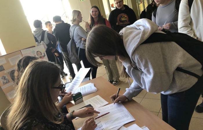 3 kwietnia br. Odbyły się wybory do Młodzieżowej Rady Gminy Pasłęk. Nasz okręg wyborczy ma 2 mandaty. W wyborach mogli głosować ci uczniowie, którzy ukończyli 12 lat i mieszkają na terenie miasta i gminy Pasłęk.
W wyniku głosowania przedstawicielami naszej szkoły do Młodzieżowej Rady Gminy Pasłęk zostali:
Marek Kozłowski z klasy 8a  - 50 głosów
Oliwia Gromala - 26 głosów.