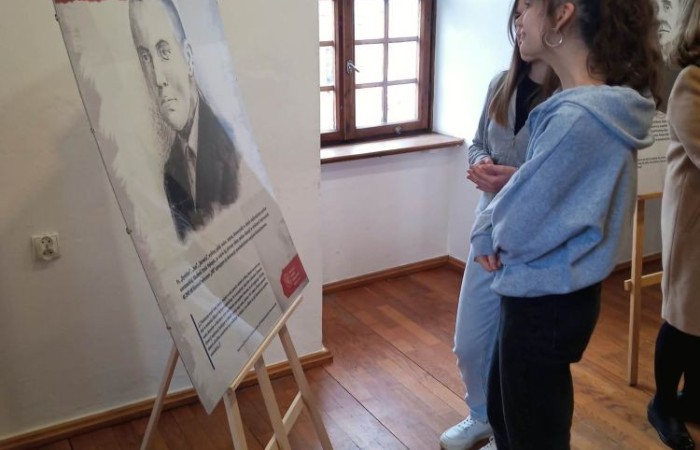 19 kwietnia wybrani uczniowie klas VIII-ych wzięli udział w wernisażu - „Panteon polskiego antykomunizmu” - zorganizowanym przez naszych włodarzy we współpracy z Instytutem Pamięci Narodowej w Olsztynie. 
Zgromadzeni mieli okazję wysłuchać wykładu dr hab. Karola Sacewicza oraz obejrzeć  wystawę prezentującą osoby, które w okresie dwudziestolecia międzywojennego i podczas II wojny światowej sprzeciwiały się komunizmowi na terenach Rzeczypospolitej. 
