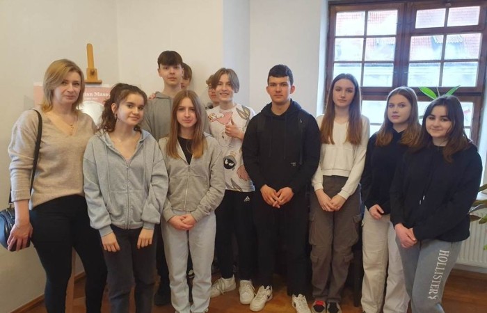 19 kwietnia wybrani uczniowie klas VIII-ych wzięli udział w wernisażu - „Panteon polskiego antykomunizmu” - zorganizowanym przez naszych włodarzy we współpracy z Instytutem Pamięci Narodowej w Olsztynie. 
Zgromadzeni mieli okazję wysłuchać wykładu dr hab. Karola Sacewicza oraz obejrzeć  wystawę prezentującą osoby, które w okresie dwudziestolecia międzywojennego i podczas II wojny światowej sprzeciwiały się komunizmowi na terenach Rzeczypospolitej. 
