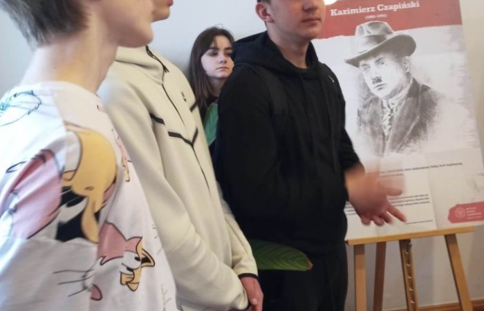 19 kwietnia wybrani uczniowie klas VIII-ych wzięli udział w wernisażu - „Panteon polskiego antykomunizmu” - zorganizowanym przez naszych włodarzy we współpracy z Instytutem Pamięci Narodowej w Olsztynie. 
Zgromadzeni mieli okazję wysłuchać wykładu dr hab. Karola Sacewicza oraz obejrzeć  wystawę prezentującą osoby, które w okresie dwudziestolecia międzywojennego i podczas II wojny światowej sprzeciwiały się komunizmowi na terenach Rzeczypospolitej. 
