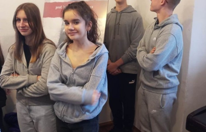 19 kwietnia wybrani uczniowie klas VIII-ych wzięli udział w wernisażu - „Panteon polskiego antykomunizmu” - zorganizowanym przez naszych włodarzy we współpracy z Instytutem Pamięci Narodowej w Olsztynie. 
Zgromadzeni mieli okazję wysłuchać wykładu dr hab. Karola Sacewicza oraz obejrzeć  wystawę prezentującą osoby, które w okresie dwudziestolecia międzywojennego i podczas II wojny światowej sprzeciwiały się komunizmowi na terenach Rzeczypospolitej. 
