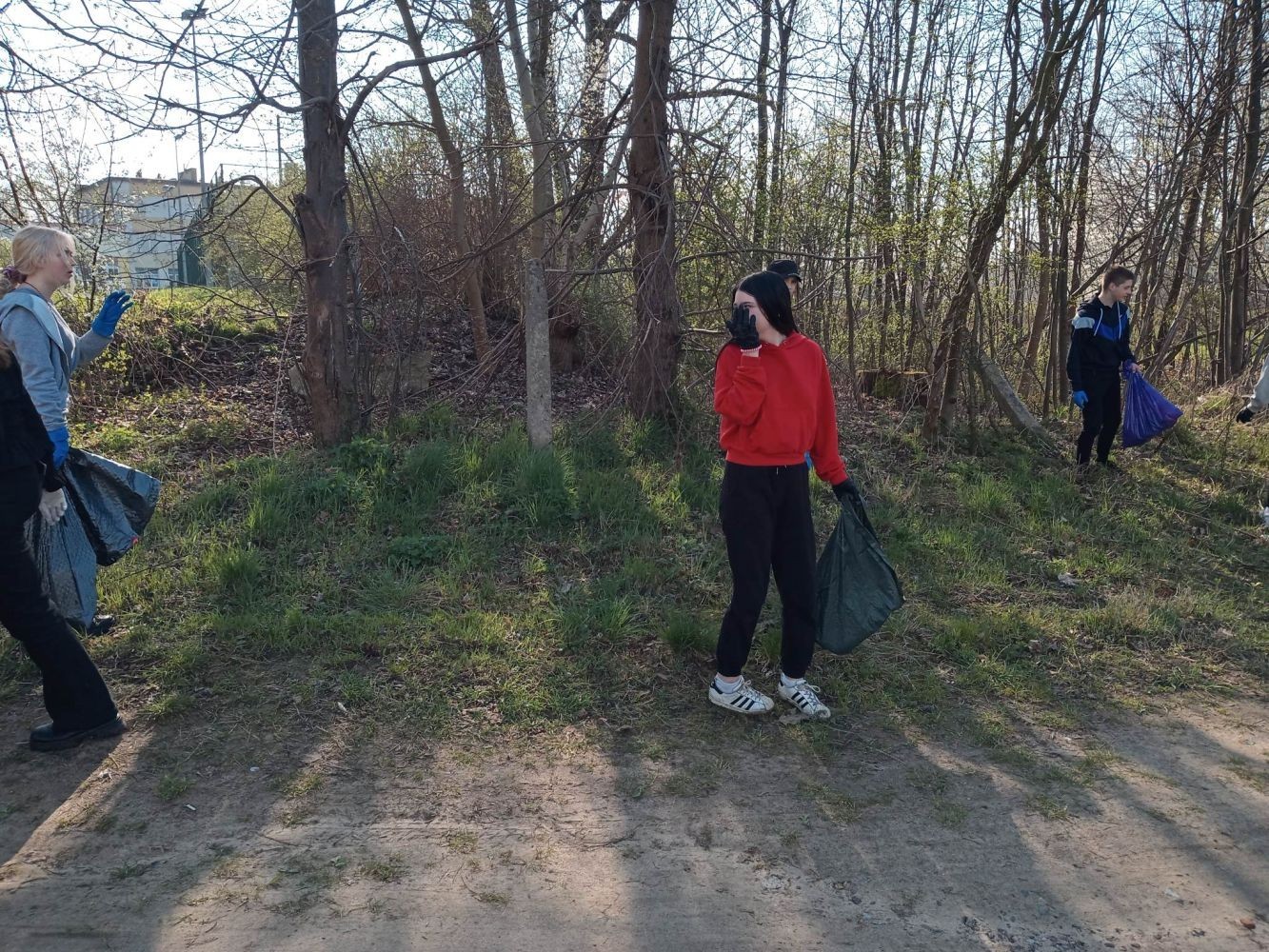 Ale jako, że nie tylko słowa się liczą, ale i czyny, uczniowie, pod opieką wychowawców, ruszyli do sprzątania terenów wokół szkoły. 