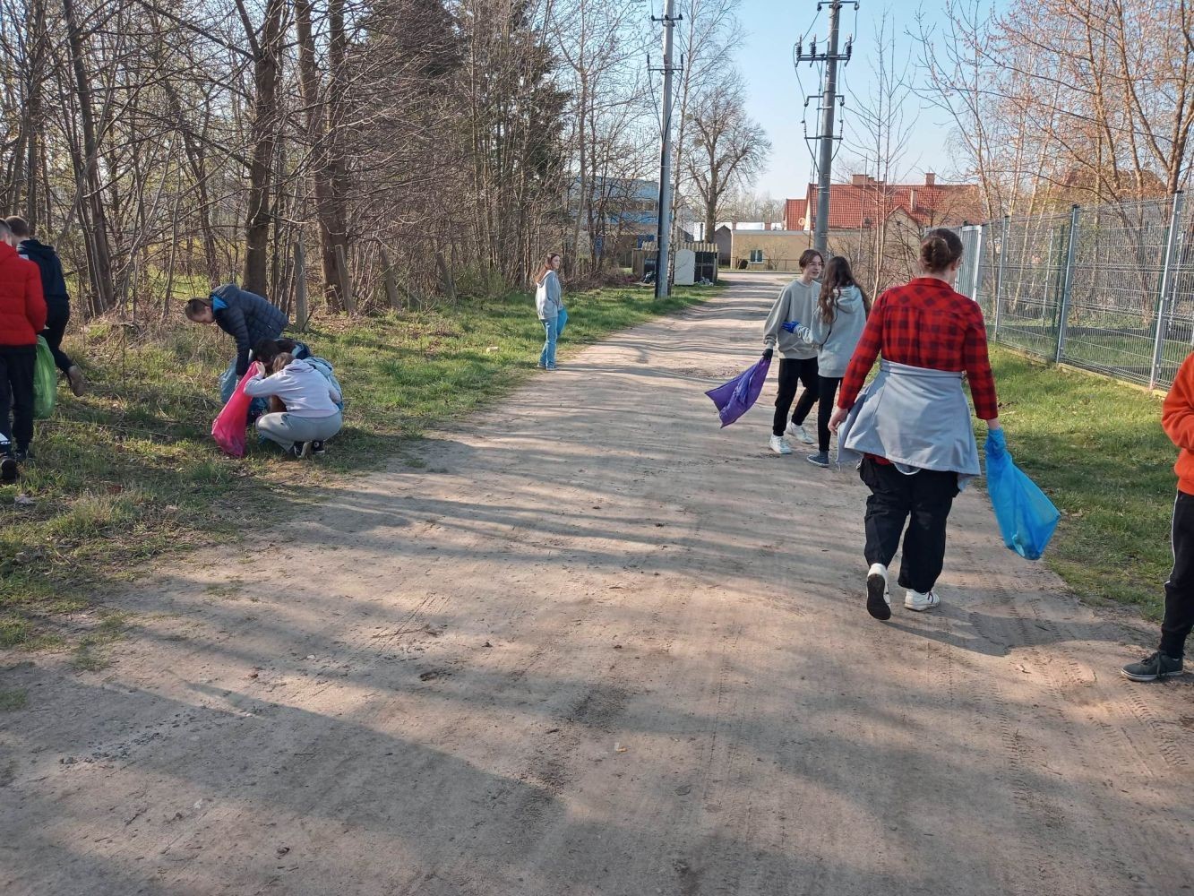 Ale jako, że nie tylko słowa się liczą, ale i czyny, uczniowie, pod opieką wychowawców, ruszyli do sprzątania terenów wokół szkoły. 