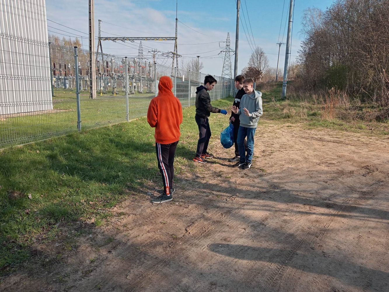 Ale jako, że nie tylko słowa się liczą, ale i czyny, uczniowie, pod opieką wychowawców, ruszyli do sprzątania terenów wokół szkoły. 