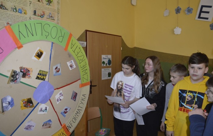 Dużą atrakcją tego dnia była możliwość sprawdzenia swojej wiedzy o Koperniku, zwierzętach, roślinach, matematyce, informatyce, ekologii i geografii, czyli lubiane przez wszystkich  Koło Fortuny. Kołem kręcili uczniowie, ale również pani Dyrektor oraz Pani woźna Irena, które oczywiście odpowiedziały poprawnie na pytania i zasłużyły na słodką nagrodę. Zwieńczeniem obchodów  roku kopernikańskiego w naszej szkole, był konkurs wiedzy o naszym wybitnym astronomie. Wzięło w nim udział 27 uczennic i uczniów z klas IV-VIII. Zwycięzców poznamy wkrótce.