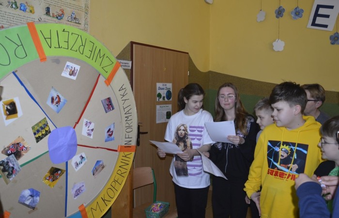 Dużą atrakcją tego dnia była możliwość sprawdzenia swojej wiedzy o Koperniku, zwierzętach, roślinach, matematyce, informatyce, ekologii i geografii, czyli lubiane przez wszystkich  Koło Fortuny. Kołem kręcili uczniowie, ale również pani Dyrektor oraz Pani woźna Irena, które oczywiście odpowiedziały poprawnie na pytania i zasłużyły na słodką nagrodę. Zwieńczeniem obchodów  roku kopernikańskiego w naszej szkole, był konkurs wiedzy o naszym wybitnym astronomie. Wzięło w nim udział 27 uczennic i uczniów z klas IV-VIII. Zwycięzców poznamy wkrótce.