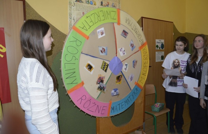 Dużą atrakcją tego dnia była możliwość sprawdzenia swojej wiedzy o Koperniku, zwierzętach, roślinach, matematyce, informatyce, ekologii i geografii, czyli lubiane przez wszystkich  Koło Fortuny. Kołem kręcili uczniowie, ale również pani Dyrektor oraz Pani woźna Irena, które oczywiście odpowiedziały poprawnie na pytania i zasłużyły na słodką nagrodę. Zwieńczeniem obchodów  roku kopernikańskiego w naszej szkole, był konkurs wiedzy o naszym wybitnym astronomie. Wzięło w nim udział 27 uczennic i uczniów z klas IV-VIII. Zwycięzców poznamy wkrótce.