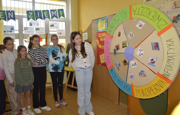 Dużą atrakcją tego dnia była możliwość sprawdzenia swojej wiedzy o Koperniku, zwierzętach, roślinach, matematyce, informatyce, ekologii i geografii, czyli lubiane przez wszystkich  Koło Fortuny. Kołem kręcili uczniowie, ale również pani Dyrektor oraz Pani woźna Irena, które oczywiście odpowiedziały poprawnie na pytania i zasłużyły na słodką nagrodę. Zwieńczeniem obchodów  roku kopernikańskiego w naszej szkole, był konkurs wiedzy o naszym wybitnym astronomie. Wzięło w nim udział 27 uczennic i uczniów z klas IV-VIII. Zwycięzców poznamy wkrótce.
