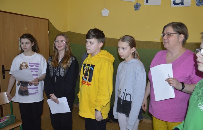 Dużą atrakcją tego dnia była możliwość sprawdzenia swojej wiedzy o Koperniku, zwierzętach, roślinach, matematyce, informatyce, ekologii i geografii, czyli lubiane przez wszystkich  Koło Fortuny. Kołem kręcili uczniowie, ale również pani Dyrektor oraz Pani woźna Irena, które oczywiście odpowiedziały poprawnie na pytania i zasłużyły na słodką nagrodę. Zwieńczeniem obchodów  roku kopernikańskiego w naszej szkole, był konkurs wiedzy o naszym wybitnym astronomie. Wzięło w nim udział 27 uczennic i uczniów z klas IV-VIII. Zwycięzców poznamy wkrótce.