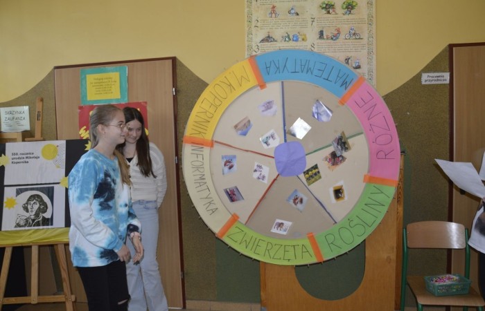 Dużą atrakcją tego dnia była możliwość sprawdzenia swojej wiedzy o Koperniku, zwierzętach, roślinach, matematyce, informatyce, ekologii i geografii, czyli lubiane przez wszystkich  Koło Fortuny. Kołem kręcili uczniowie, ale również pani Dyrektor oraz Pani woźna Irena, które oczywiście odpowiedziały poprawnie na pytania i zasłużyły na słodką nagrodę. Zwieńczeniem obchodów  roku kopernikańskiego w naszej szkole, był konkurs wiedzy o naszym wybitnym astronomie. Wzięło w nim udział 27 uczennic i uczniów z klas IV-VIII. Zwycięzców poznamy wkrótce.