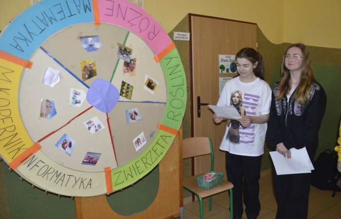 Dużą atrakcją tego dnia była możliwość sprawdzenia swojej wiedzy o Koperniku, zwierzętach, roślinach, matematyce, informatyce, ekologii i geografii, czyli lubiane przez wszystkich  Koło Fortuny. Kołem kręcili uczniowie, ale również pani Dyrektor oraz Pani woźna Irena, które oczywiście odpowiedziały poprawnie na pytania i zasłużyły na słodką nagrodę. Zwieńczeniem obchodów  roku kopernikańskiego w naszej szkole, był konkurs wiedzy o naszym wybitnym astronomie. Wzięło w nim udział 27 uczennic i uczniów z klas IV-VIII. Zwycięzców poznamy wkrótce.