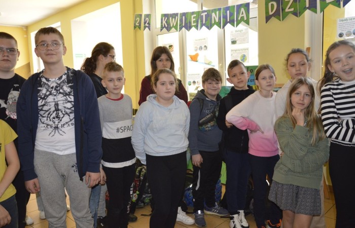 Dużą atrakcją tego dnia była możliwość sprawdzenia swojej wiedzy o Koperniku, zwierzętach, roślinach, matematyce, informatyce, ekologii i geografii, czyli lubiane przez wszystkich  Koło Fortuny. Kołem kręcili uczniowie, ale również pani Dyrektor oraz Pani woźna Irena, które oczywiście odpowiedziały poprawnie na pytania i zasłużyły na słodką nagrodę. Zwieńczeniem obchodów  roku kopernikańskiego w naszej szkole, był konkurs wiedzy o naszym wybitnym astronomie. Wzięło w nim udział 27 uczennic i uczniów z klas IV-VIII. Zwycięzców poznamy wkrótce.