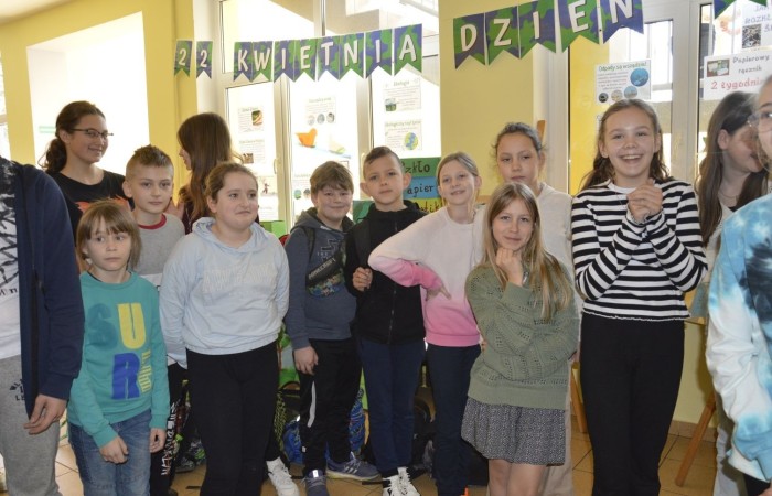 Dużą atrakcją tego dnia była możliwość sprawdzenia swojej wiedzy o Koperniku, zwierzętach, roślinach, matematyce, informatyce, ekologii i geografii, czyli lubiane przez wszystkich  Koło Fortuny. Kołem kręcili uczniowie, ale również pani Dyrektor oraz Pani woźna Irena, które oczywiście odpowiedziały poprawnie na pytania i zasłużyły na słodką nagrodę. Zwieńczeniem obchodów  roku kopernikańskiego w naszej szkole, był konkurs wiedzy o naszym wybitnym astronomie. Wzięło w nim udział 27 uczennic i uczniów z klas IV-VIII. Zwycięzców poznamy wkrótce.