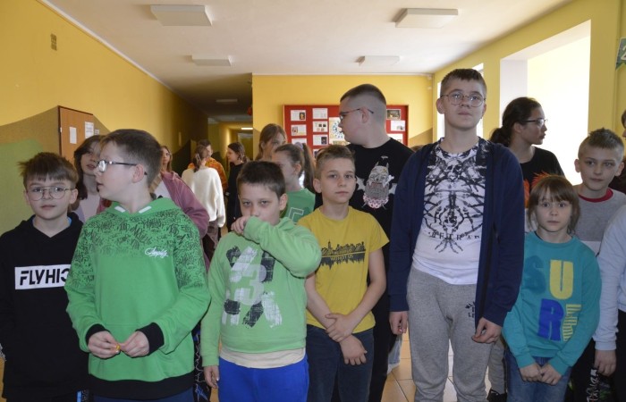 Dużą atrakcją tego dnia była możliwość sprawdzenia swojej wiedzy o Koperniku, zwierzętach, roślinach, matematyce, informatyce, ekologii i geografii, czyli lubiane przez wszystkich  Koło Fortuny. Kołem kręcili uczniowie, ale również pani Dyrektor oraz Pani woźna Irena, które oczywiście odpowiedziały poprawnie na pytania i zasłużyły na słodką nagrodę. Zwieńczeniem obchodów  roku kopernikańskiego w naszej szkole, był konkurs wiedzy o naszym wybitnym astronomie. Wzięło w nim udział 27 uczennic i uczniów z klas IV-VIII. Zwycięzców poznamy wkrótce.