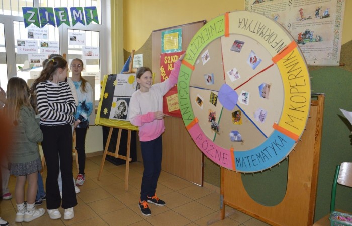 Dużą atrakcją tego dnia była możliwość sprawdzenia swojej wiedzy o Koperniku, zwierzętach, roślinach, matematyce, informatyce, ekologii i geografii, czyli lubiane przez wszystkich  Koło Fortuny. Kołem kręcili uczniowie, ale również pani Dyrektor oraz Pani woźna Irena, które oczywiście odpowiedziały poprawnie na pytania i zasłużyły na słodką nagrodę. Zwieńczeniem obchodów  roku kopernikańskiego w naszej szkole, był konkurs wiedzy o naszym wybitnym astronomie. Wzięło w nim udział 27 uczennic i uczniów z klas IV-VIII. Zwycięzców poznamy wkrótce.