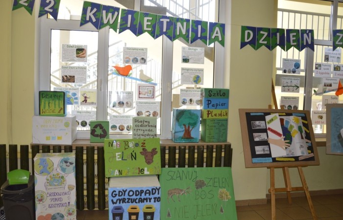 Dużą atrakcją tego dnia była możliwość sprawdzenia swojej wiedzy o Koperniku, zwierzętach, roślinach, matematyce, informatyce, ekologii i geografii, czyli lubiane przez wszystkich  Koło Fortuny. Kołem kręcili uczniowie, ale również pani Dyrektor oraz Pani woźna Irena, które oczywiście odpowiedziały poprawnie na pytania i zasłużyły na słodką nagrodę. Zwieńczeniem obchodów  roku kopernikańskiego w naszej szkole, był konkurs wiedzy o naszym wybitnym astronomie. Wzięło w nim udział 27 uczennic i uczniów z klas IV-VIII. Zwycięzców poznamy wkrótce. 