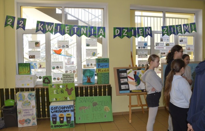 Dużą atrakcją tego dnia była możliwość sprawdzenia swojej wiedzy o Koperniku, zwierzętach, roślinach, matematyce, informatyce, ekologii i geografii, czyli lubiane przez wszystkich  Koło Fortuny. Kołem kręcili uczniowie, ale również pani Dyrektor oraz Pani woźna Irena, które oczywiście odpowiedziały poprawnie na pytania i zasłużyły na słodką nagrodę. Zwieńczeniem obchodów  roku kopernikańskiego w naszej szkole, był konkurs wiedzy o naszym wybitnym astronomie. Wzięło w nim udział 27 uczennic i uczniów z klas IV-VIII. Zwycięzców poznamy wkrótce.