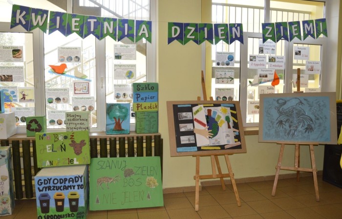 Dużą atrakcją tego dnia była możliwość sprawdzenia swojej wiedzy o Koperniku, zwierzętach, roślinach, matematyce, informatyce, ekologii i geografii, czyli lubiane przez wszystkich  Koło Fortuny. Kołem kręcili uczniowie, ale również pani Dyrektor oraz Pani woźna Irena, które oczywiście odpowiedziały poprawnie na pytania i zasłużyły na słodką nagrodę. Zwieńczeniem obchodów  roku kopernikańskiego w naszej szkole, był konkurs wiedzy o naszym wybitnym astronomie. Wzięło w nim udział 27 uczennic i uczniów z klas IV-VIII. Zwycięzców poznamy wkrótce.