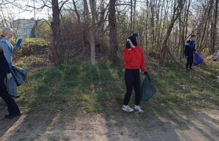 Ale jako, że nie tylko słowa się liczą, ale i czyny, uczniowie, pod opieką wychowawców, ruszyli do sprzątania terenów wokół szkoły. 