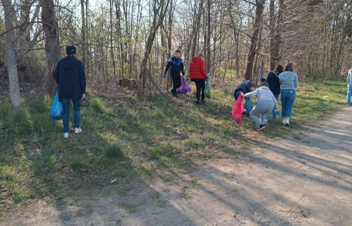 Ale jako, że nie tylko słowa się liczą, ale i czyny, uczniowie, pod opieką wychowawców, ruszyli do sprzątania terenów wokół szkoły. 