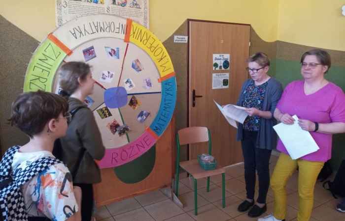 Dużą atrakcją tego dnia była możliwość sprawdzenia swojej wiedzy o Koperniku, zwierzętach, roślinach, matematyce, informatyce, ekologii i geografii, czyli lubiane przez wszystkich  Koło Fortuny. Kołem kręcili uczniowie, ale również pani Dyrektor oraz Pani woźna Irena, które oczywiście odpowiedziały poprawnie na pytania i zasłużyły na słodką nagrodę. Zwieńczeniem obchodów  roku kopernikańskiego w naszej szkole, był konkurs wiedzy o naszym wybitnym astronomie. Wzięło w nim udział 27 uczennic i uczniów z klas IV-VIII. Zwycięzców poznamy wkrótce.